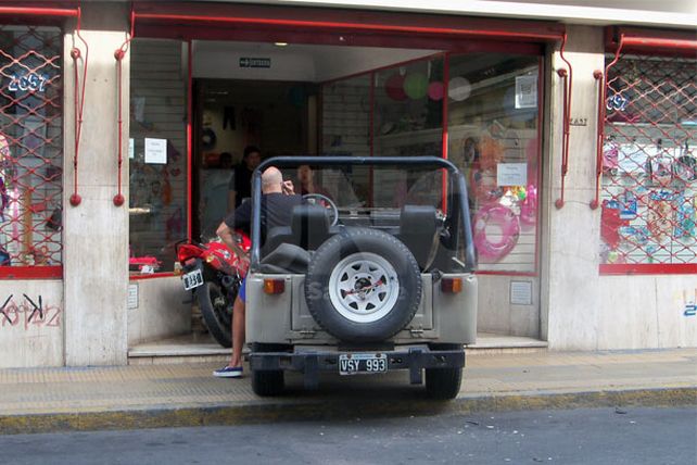 Un auto casi ingresa al interior de un negocio en pleno centro santafesino