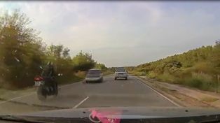 Brutal choque de frente entre una moto y un auto a toda velocidad