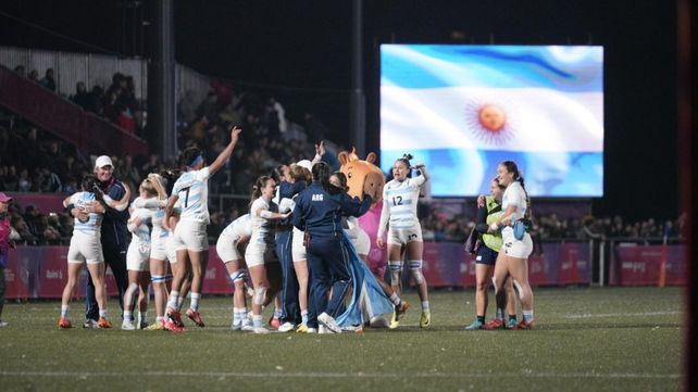 Las Yaguaretés celebran en el hipódromo la medalla de oro.