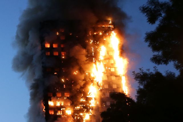 Pavoroso. El fuego devastó anteanoche la Grenfell Tower