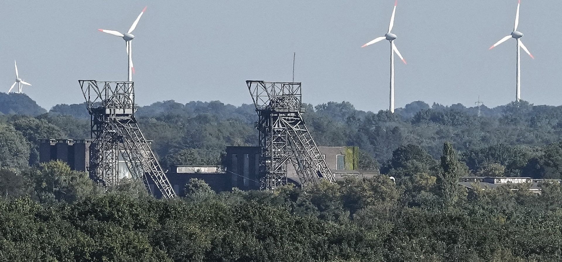 Torres de la antigua mina de carbón Auguste Victoria frente a turbinas eólicas en Marl, Alemania, el jueves 7 de septiembre de 2023. (Foto AP/Martin Meissner) Torres de la antigua mina de carbón Auguste Victoria frente a turbinas eólicas en Marl, Alemania, el jueves 7 de septiembre de 2023. (Foto AP/Martin Meissner)