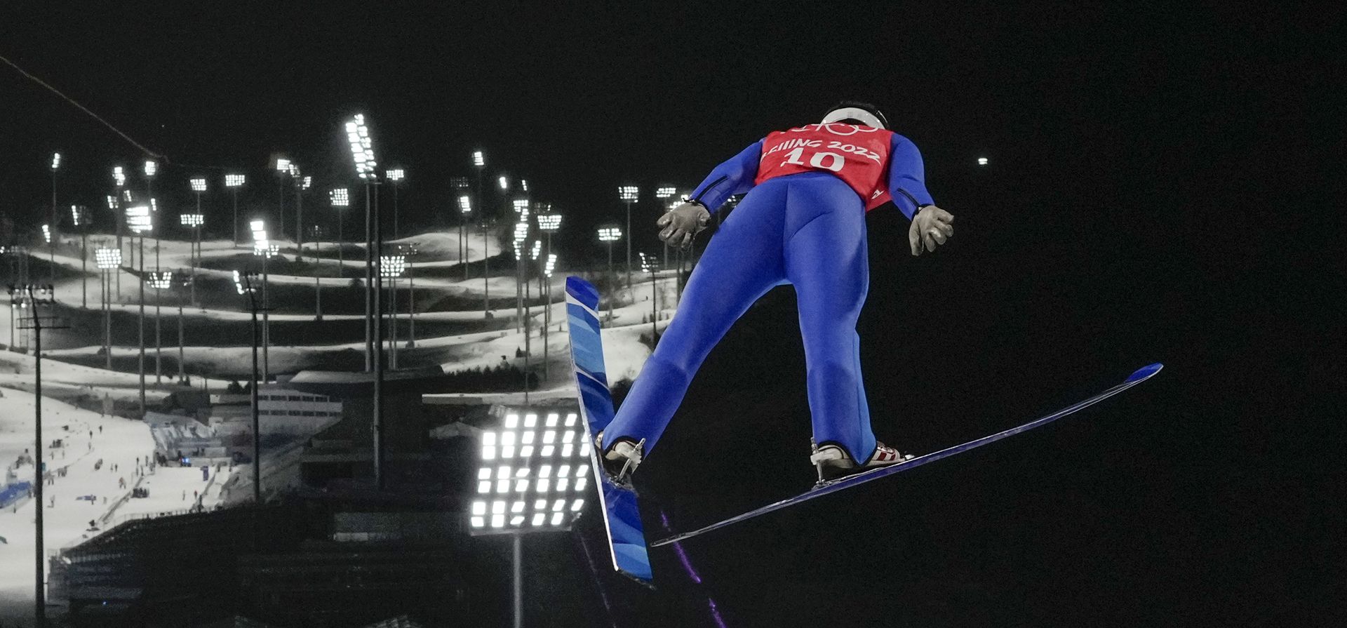 Filip Sakala, de la República Checa, salta durante una sesión normal de entrenamiento masculino en colinas en los Juegos Olímpicos de Invierno de 2022, el jueves 3 de febrero de 2022, en Zhangjiakou, China.