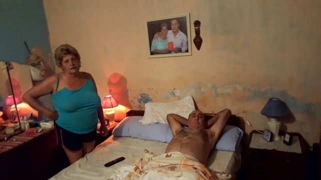 Víctimas. El matrimonio se recupera de la agresión en su casa.