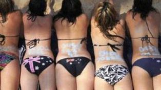 Adolescentes australianas se tat&uacute;an su celular en la espalda para atraer hombres