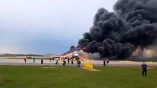 Al menos un muerto y varios heridos por el incendio de un avión