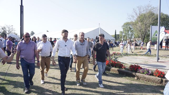 Durante el primer festejo patronal como ciudad Alvear recibió la visita del gobernador provincial, Maximiliano Pullaro.