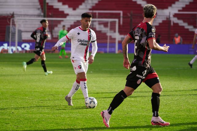 Gabriel Carabajal jugó apenas dos partidos de titular desde que se incorporó a Newell's
