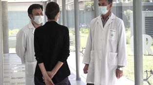 Profesionalismo y afecto. Los médicos Mahuad y Beltramino con Fabiana, días después del trasplante.&nbsp;
