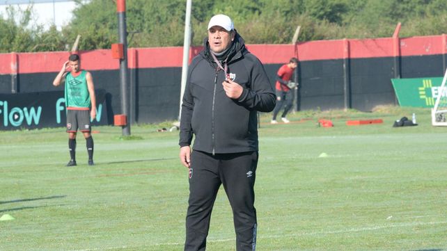 El Mono Burgos en acción en Bella Vista durante su llegada a la conducción técnica de Newells.