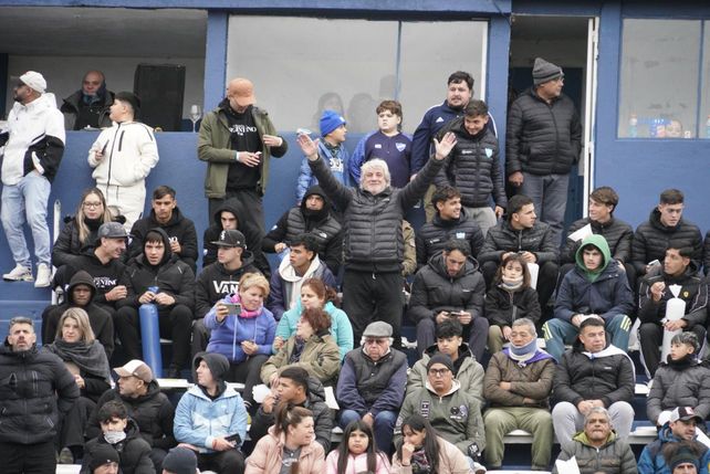 El hincha salaíto, que jugó en las inferiores, no se privó de saludar ante la cámara.