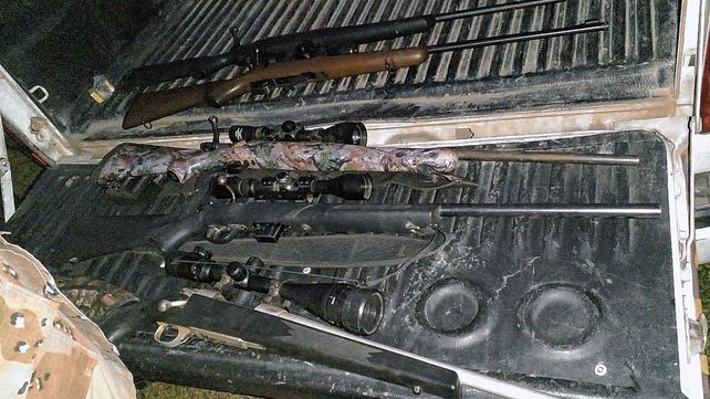 Arsenal de armas en manos de varios cazadores furtivos