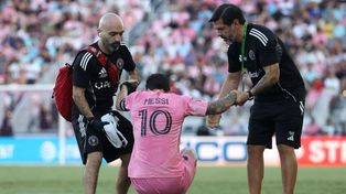 Lionel Messi es ayudado por el cuerpo médico de Inter Miami tras la lesión que padeció.
