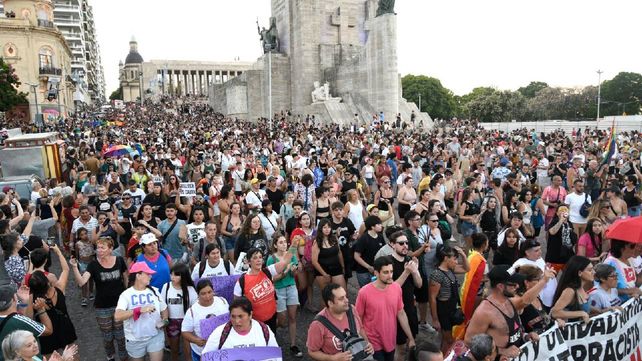 El colectivo LTGBIQANB+ marchó por las calles de Rosario para repudiar la ideología que promueve el gobierno de Milei.