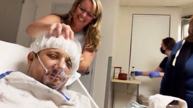 Jeremy Renner se mostró acompañado por su familia mientras se recupera de su accidente