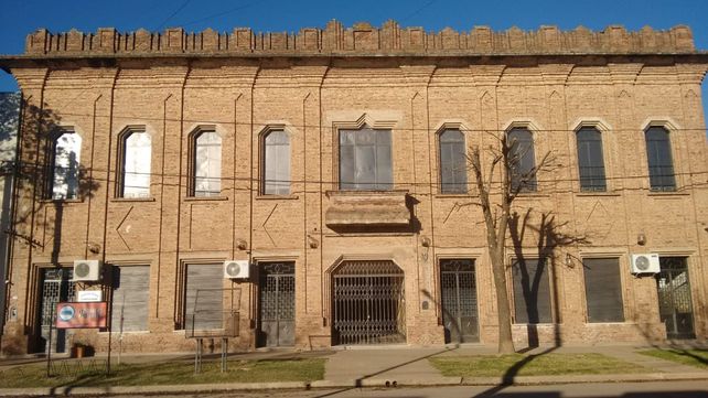 También está protegido por haber sido considerado edificio histórico el de la Biblioteca Popular 
