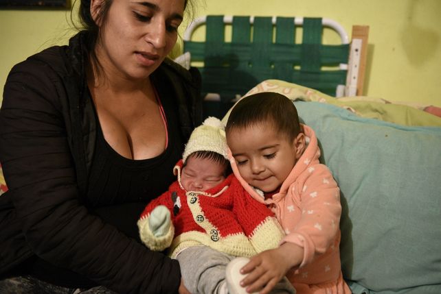 Victoria abraza a Pablo como si supiera que el niño es clave para su futuro. Su madre los observa emocionada.