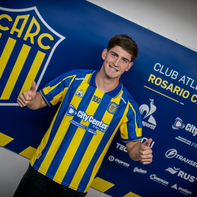 Tomás Badaloni, con la camiseta de Central, minutos después de firmar el contrato. Es uno de los refuerzos.