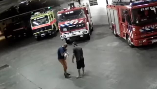 Video: un bombero le salvó la vida a una beba con una veloz maniobra
