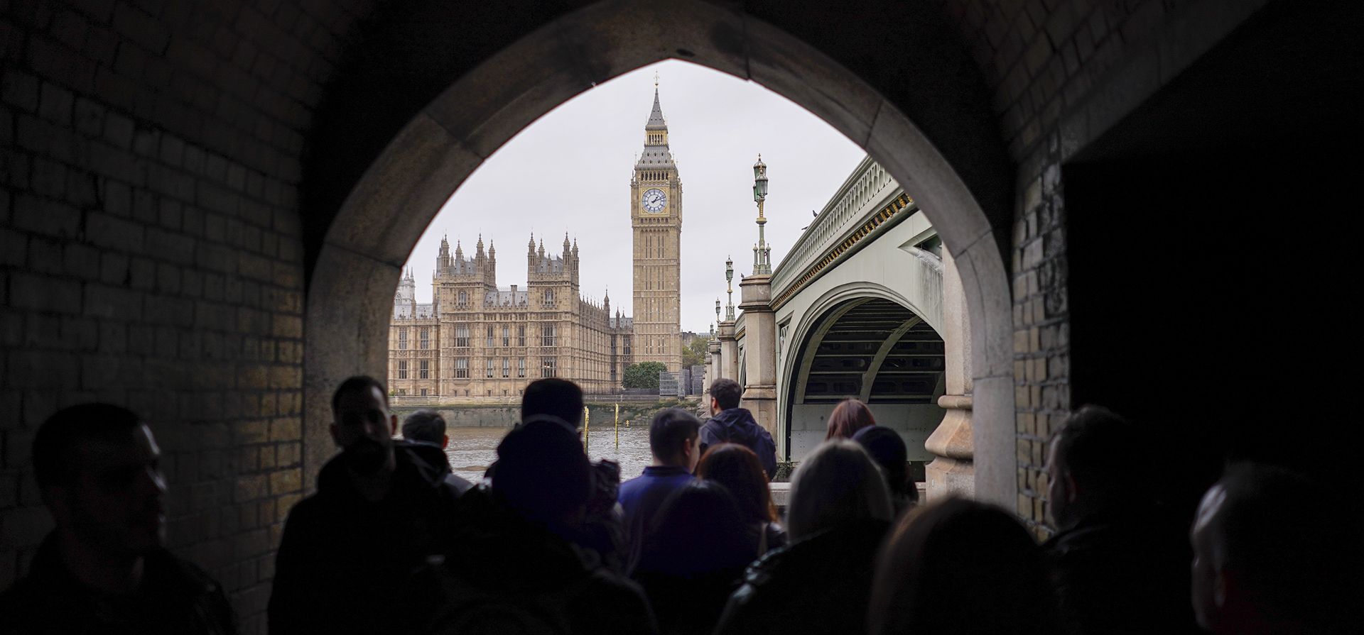 La gente hace cola en la orilla del río para tomarse una foto de la Torre Elizabeth, conocida comúnmente como Big Ben, en Londres, el lunes 21 de octubre de 2024. (Foto AP/Alberto Pezzali)