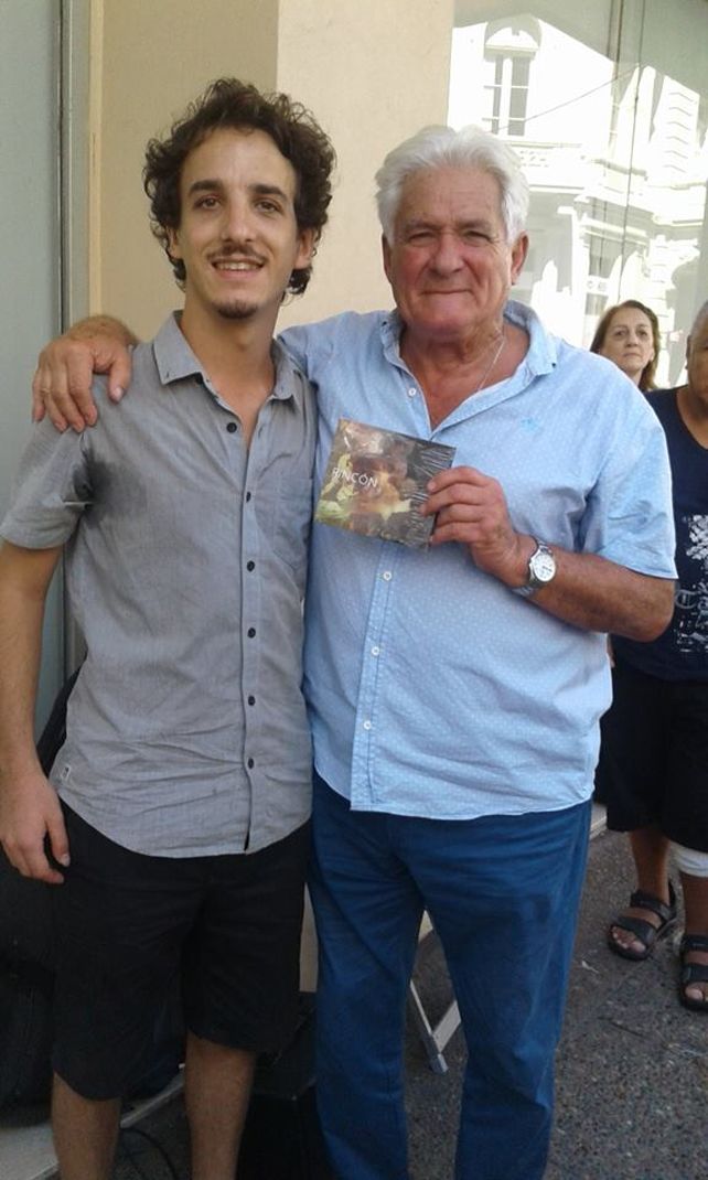 Después del espectáculo los artistas se sacaron las fotos de recuerdo de rigor.&nbsp;