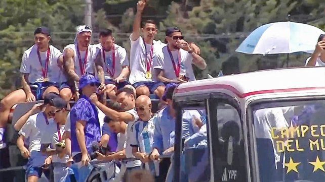 Los jugadores arriba del micro descapotable en la caravana de la Selección Argentina.