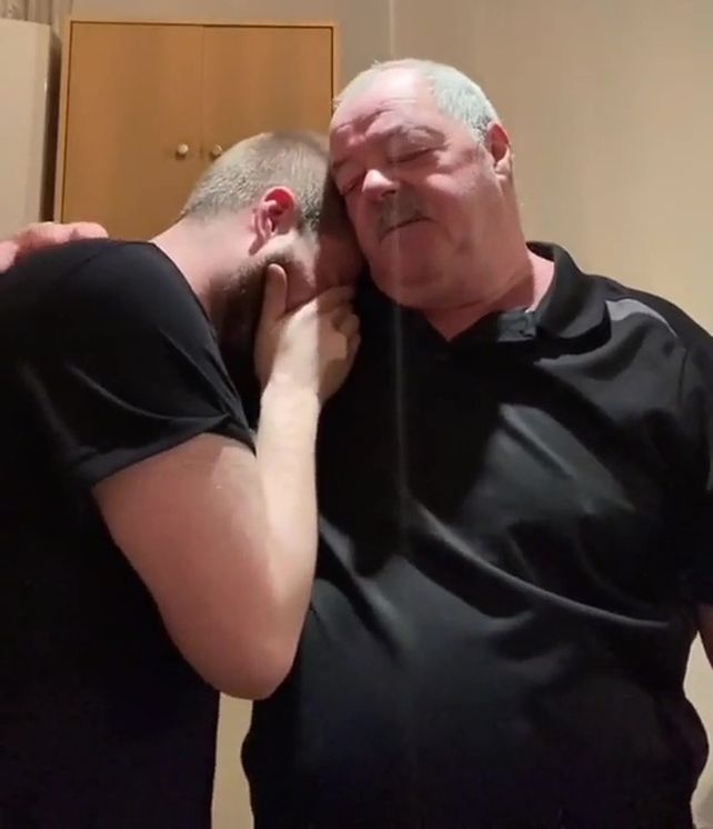 En el nombre del padre. El youtuber junto a su padre después de comunicarle que la hipoteca estaba saldada.&nbsp;