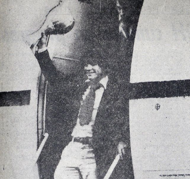 Diego con la copa en la mano al bajar del avión al regreso de Japón.