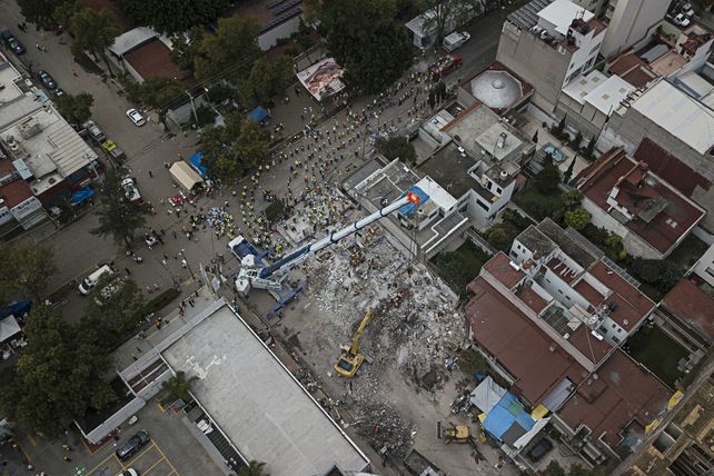 Vista aérea de los restos de un edificio en el barrio Emperadores de Ciudad de México.