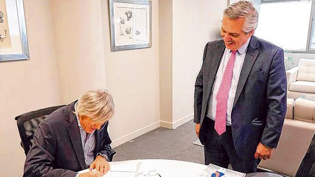 acuerdo. El empresario Alejandro Roemmers ofreció donar su biblioteca al presidente Alberto Fernández.