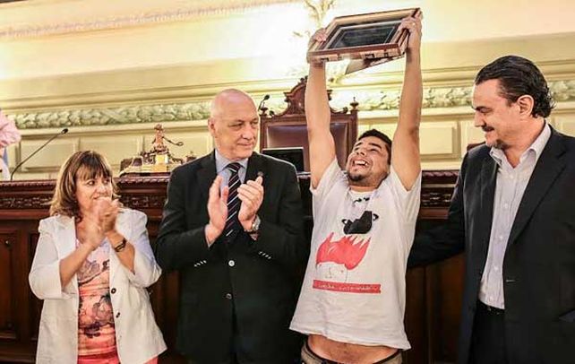 Reconocimiento especial. El hijo de Mercedes Delgado y la distinción.