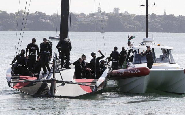 El barco y la tripulación de la America