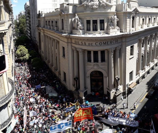 Masiva movilización contra la llegada de una misión del Fondo Monetario Internacional