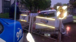 Un auto se cayó dentro de un corralito de Aguas Santafesinas