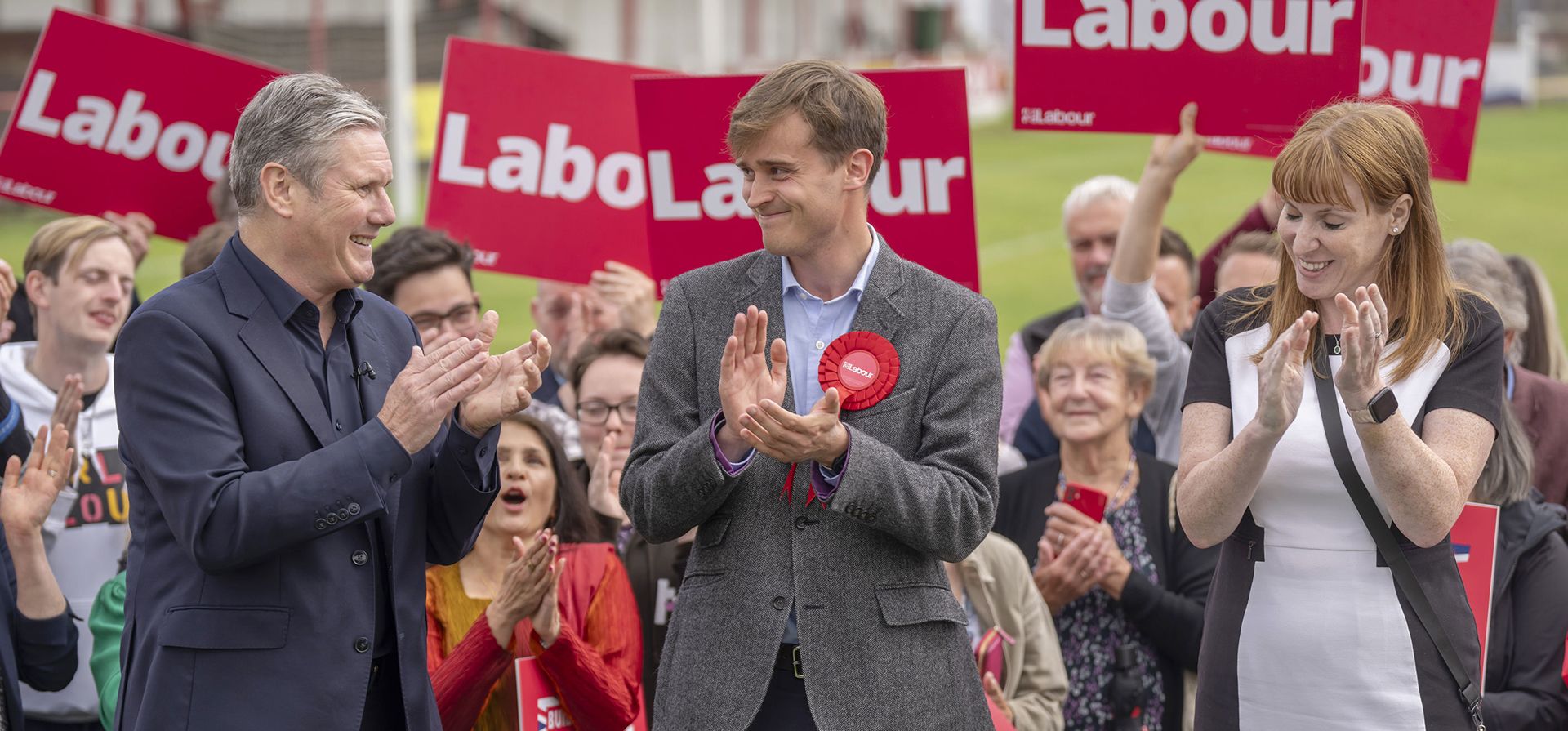El diputado laborista recién elegido Keir Mather, centro, con el líder laborista Sir Keir Starmer y la líder adjunta del Partido Laborista Angela Rayner, en el club de fútbol de Selby, Inglaterra, después de ganar las elecciones parciales de Selby y Ainsty, el viernes 21 de julio de 2023. (Danny Lawson/PA vía AP) El diputado laborista recién elegido Keir Mather, centro, con el líder laborista Sir Keir Starmer y la líder adjunta del Partido Laborista Angela Rayner, en el club de fútbol de Selby, Inglaterra, después de ganar las elecciones parciales de Selby y Ainsty, el viernes 21 de julio de 2023. (Danny Lawson/PA vía AP)