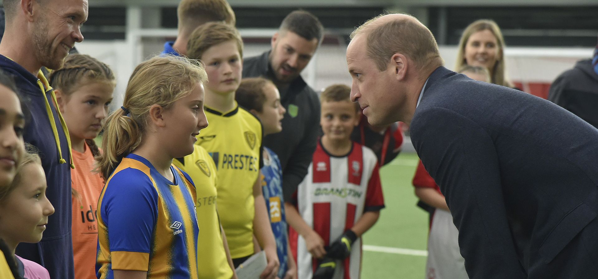 El Príncipe William de Gran Bretaña, Príncipe de Gales y Presidente de la FA, visita el centro nacional de fútbol de Inglaterra en St. George