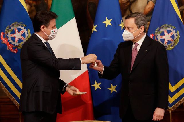 En febrero de 2021, Giuseppe Conte le pasa la campanita que simboliza el cargo de premier a Mario Draghi. Los M5E de Conte nunca dejaron de mantener una relación conflictiva con el Ejecutivo de Draghi. 