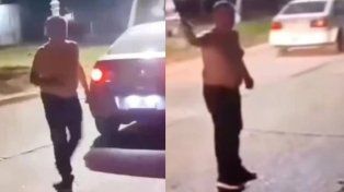 Un hombre amenazó con un arma de fuego a unos jóvenes durante los festejos por el Año Nuevo. El video de lo sucedido se viralizó en las redes.
