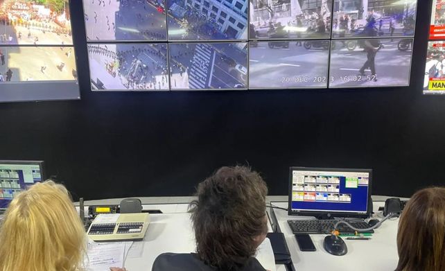 El presidente Milei estuvo monitoreando desde el Departamento Central de Policía el operativo de seguridad montado por la marcha hacia la Plaza de Mayo que realiza el Polo Obrero (PO) y organizaciones sociales.
