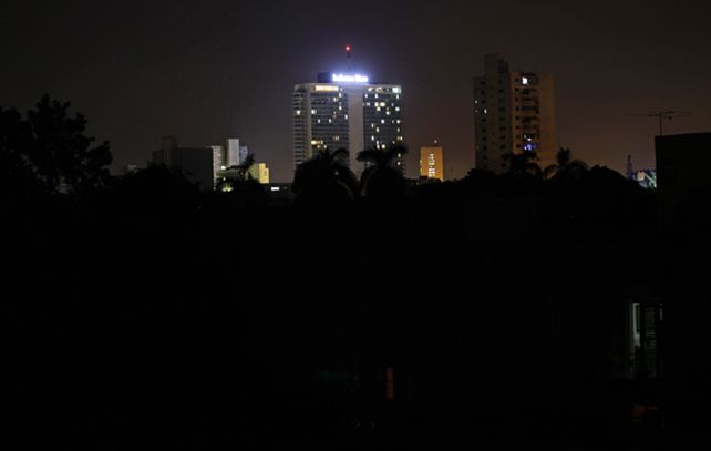El hotel Habana Libre se destaca iluminado por su propio equipo generador de electricidad. (Foto: Reuters)