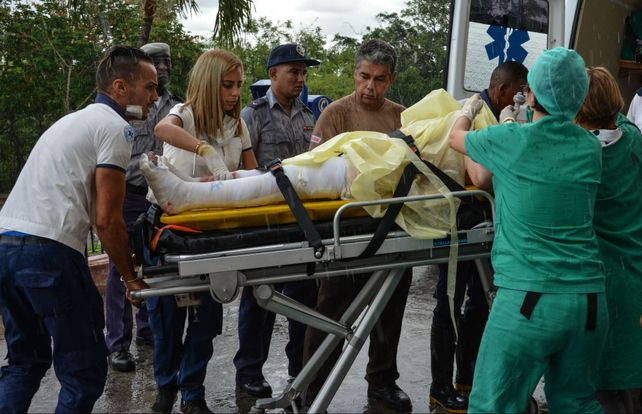 Socorro. Una de las sobrevivientes es trasladada al hospital Calixto García.
