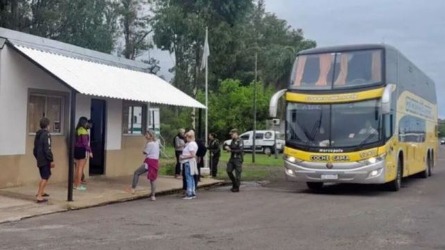 El micro de la empresa Crucero del Norte quedó detenido tras la denuncia de una pasajera.