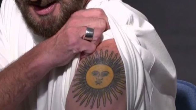 El actor inglés que se tatuó el Sol de Mayo