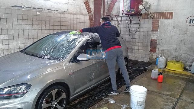 El lavado completo cuesta $1.100. Trabajador del rubro describió cómo es trabajar con tanto frío y habló de las cosas más extrañas encontradas en los autos