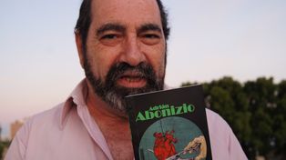 Adrián Abonizio: trece libros de su autoría para cantar la ciudad