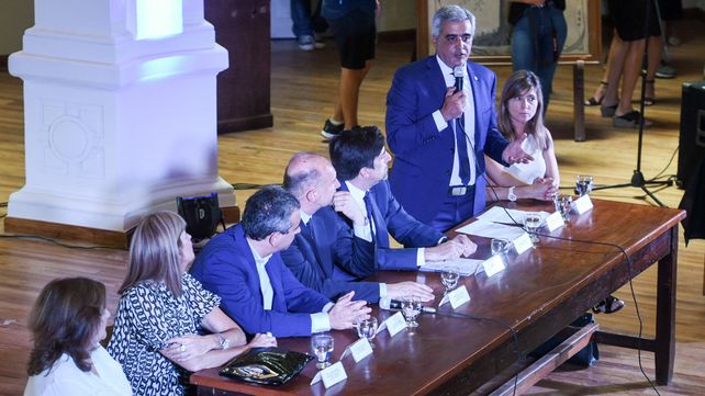 Perotti prometió acortar el cronograma de pago de los trabajadores estatales
