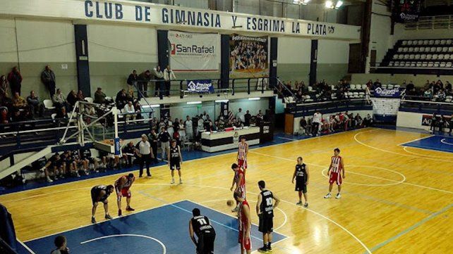 Asistió a un partido de básquet de su nieto, hubo una pelea, se descompensó y murió