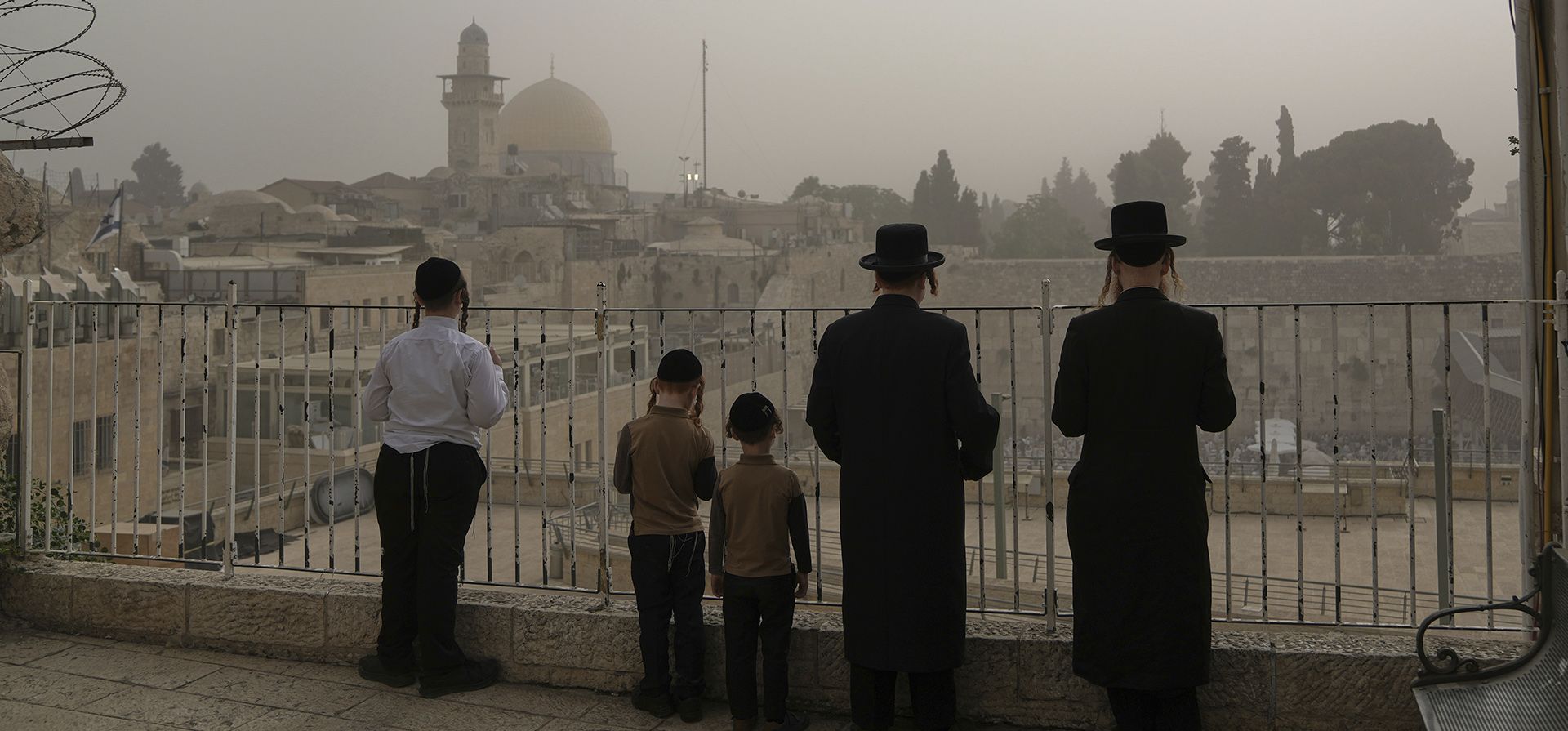 Judíos ultraortodoxos contemplan el Muro de los Lamentos y la Cúpula de la Roca, dos de los lugares más sagrados para judíos y musulmanes, en la Ciudad Vieja de Jerusalén, durante una ola de calor el lunes 11 de agosto de 2025. (Foto AP/Mahmoud Illean) Judíos ultraortodoxos contemplan el Muro de los Lamentos y la Cúpula de la Roca, dos de los lugares más sagrados para judíos y musulmanes, en la Ciudad Vieja de Jerusalén, durante una ola de calor el lunes 11 de agosto de 2025. (Foto AP/Mahmoud Illean)