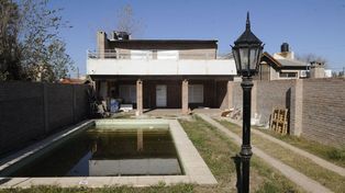 El jefe de una comisaría vendió su casa de Funes a un líder de Los Monos