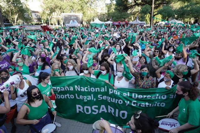 Pañuelazo verde en la plaza San Martín: multitudinaria vigilia en apoyo al aborto legal