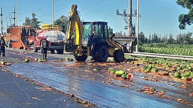 La carga de sandía terminó en la cinta asfáltica de la ruta 14 en la mañana de este jueves.